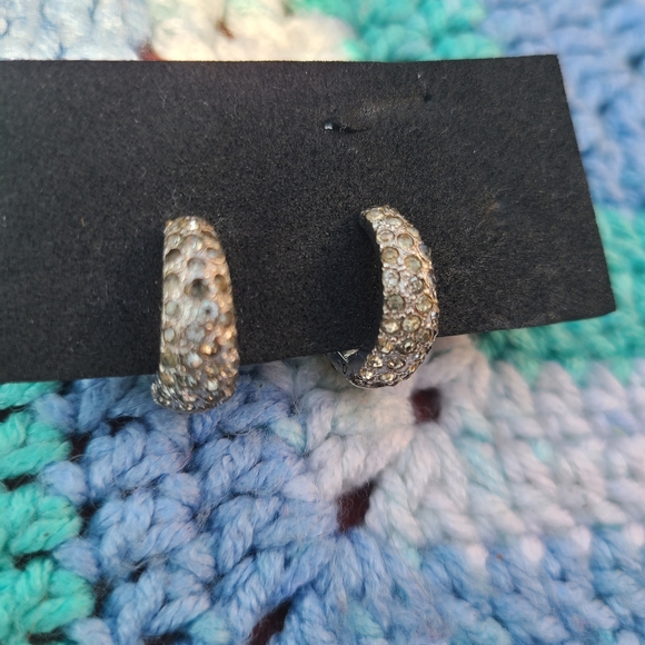 Vintage Jeweled Clip On Earrings - Picture 6 of 7